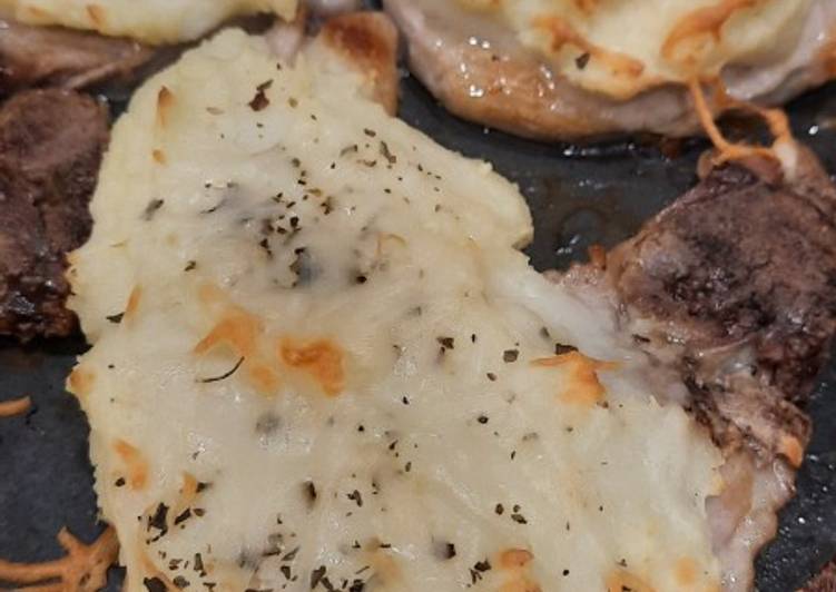 Chuletas de cerdo con puré de patata