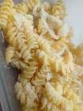 Penne rigatti con salsa de queso y cebollas