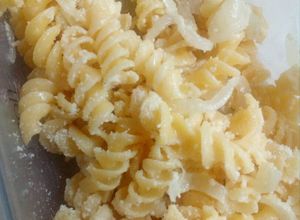 Una foto de Penne rigatti con salsa de queso y cebollas
