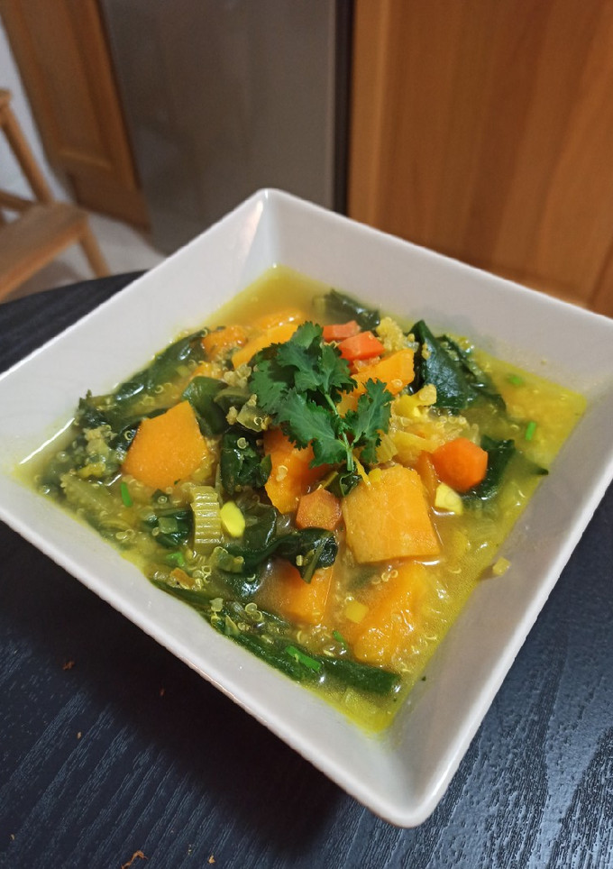 Una foto de Sopa veggie; calabaza, acelgas y quinoa