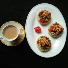 A picture of Crispy bread chaat with tea.