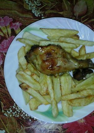 صورة لوصفة دجاج محمر في الفرن مع البطاطا المقلية🍗🍟:)