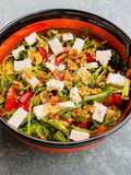Insalata mista con noci, feta e senape
