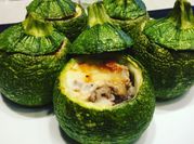 Una foto di carne macinata zucchine