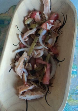 Una foto de Pollo asado marinado con sangrita roja, tequila y nopales asados