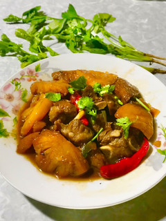 Hình của món Sườn non kho thơm chả cá.