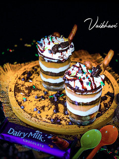 ચોકલેટ ઓરિઓ-ડર્ટ પુડિંગ પારફેઇટસ(Chocolate Oreo Dark Pudding Parfaits Recipe In Gujarati) રેસીપી મુખ્ય ફોટો