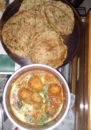 A picture of Dum ALU and methi makai puri.