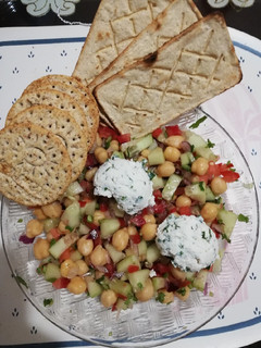 Una foto de Ensalada de garbanzo y pepino