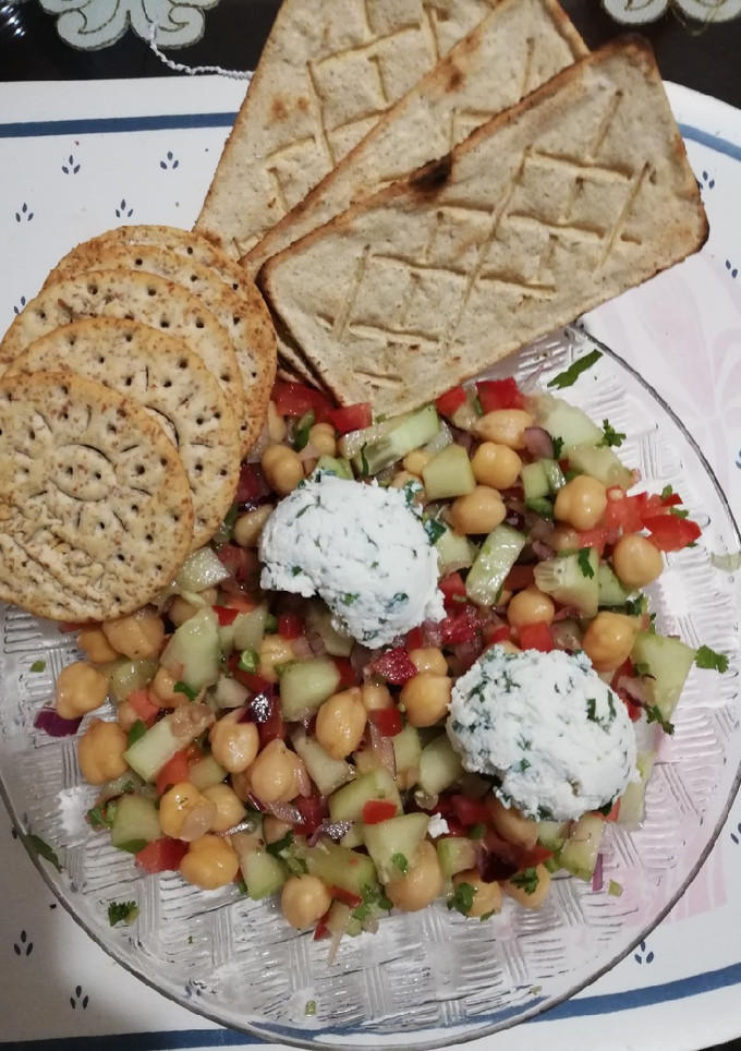 Una foto de Ensalada de garbanzo y pepino
