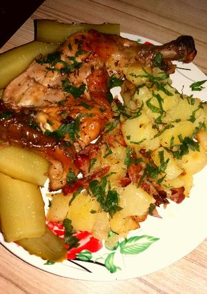 O poză a rețetei Pulpe de pui la grill cu garnitură de cartofi țărănești.