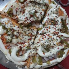 A picture of Capsicum onion pizza.
