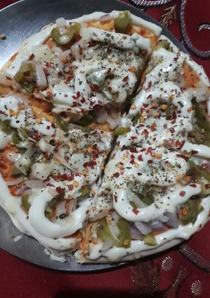 A picture of Capsicum onion pizza.