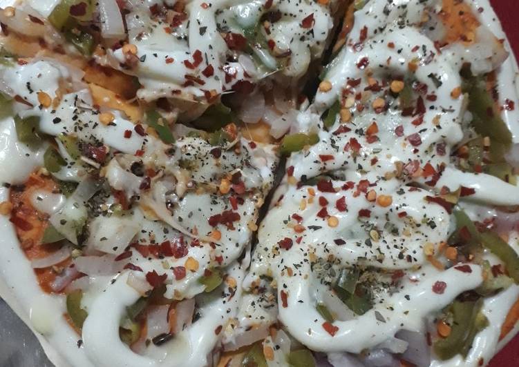 Capsicum onion pizza