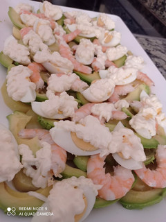 Una foto de Ensalada de patatas, aguacate y langostinos 🥑🦐