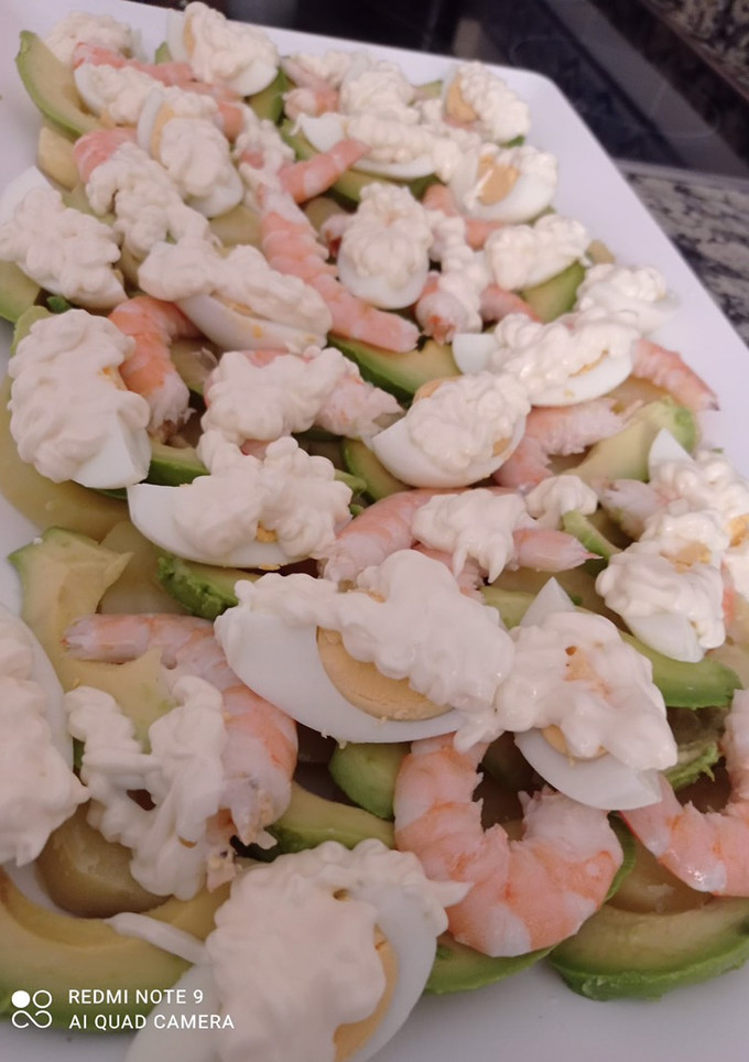 Una foto de Ensalada de patatas, aguacate y langostinos 🥑🦐