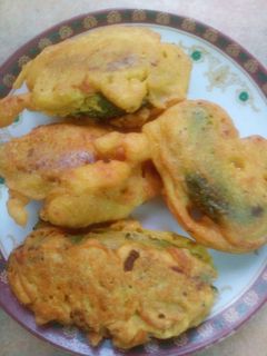 क्रंची प्याजी मिर्ची बड़े (crunchy pyazi mirchi vade recipe in Hindi) रेसिपी मुख्य फोटो