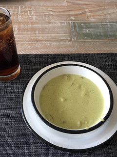 Una foto de Crema de brócoli con papá y champiñón