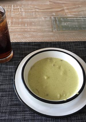 Una foto de Crema de brócoli con papá y champiñón