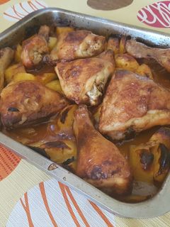 Una foto de Pollo al horno con patatas a la cerveza