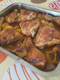Una foto de Pollo al horno con patatas a la cerveza