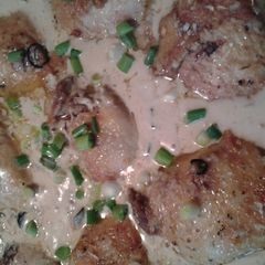 A picture of Creamy mushroom Alfredo sauce chicken.