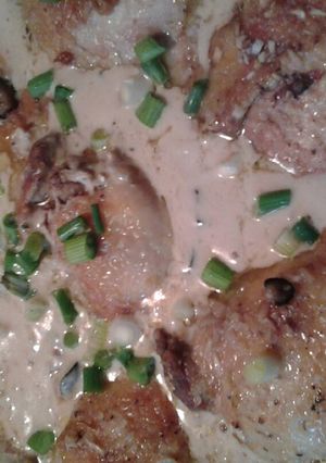 A picture of Creamy mushroom Alfredo sauce chicken.