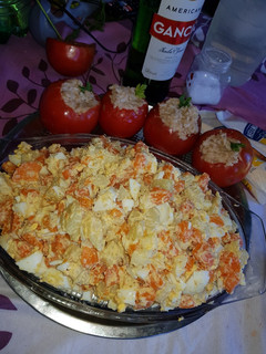 Una foto de Tomates rellenos con ensalada rusa