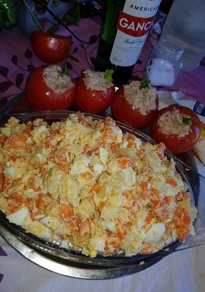 Una foto de Tomates rellenos con ensalada rusa