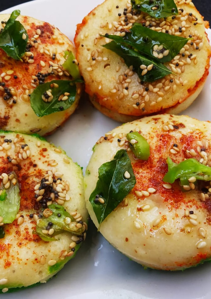ગુજરાતીઓની મનપસંદ કલરફૂલ ઈડલી (Colorful Idli Recipe in Gujarati) રેસીપી મુખ્ય ફોટો