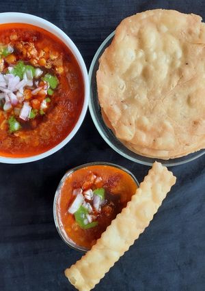 A picture of Dal Pakwan (Dhaba Style).