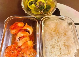 Hình của món Cơm ngon nhà Huý 🏡: Mực dồn thịt sốt cà - Canh mồng tơi, rau dền, mướp nấu thịt, mọc.