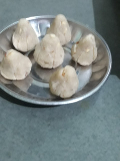 पोहा मोदक (Poha Modak recipe in Hindi) रेसिपी मुख्य फोटो