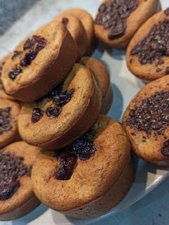Una foto de Muffins de avena, plátano 🍌,manzana 🍎 y chocolate 85%🍫