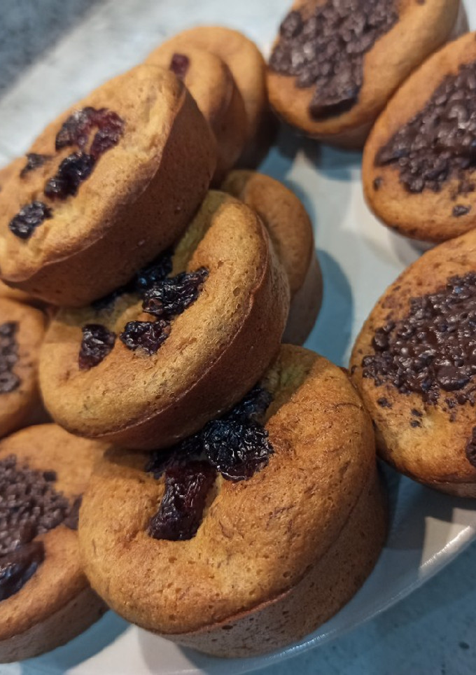 Una foto de Muffins de avena, plátano 🍌,manzana 🍎 y chocolate 85%🍫