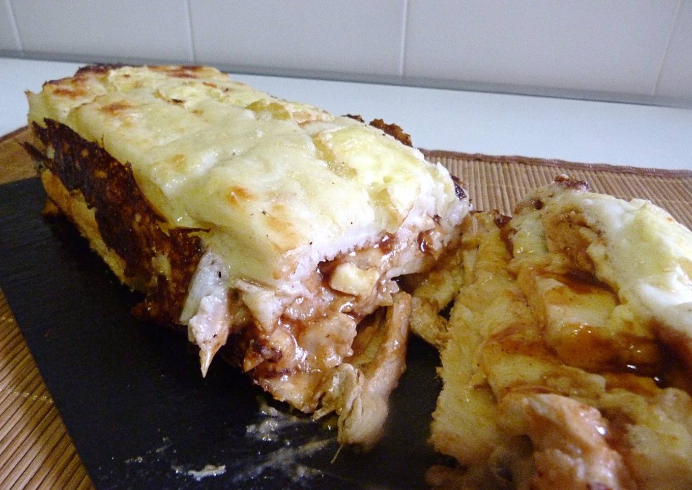Croque-cake de pollo barbacoa y camembert