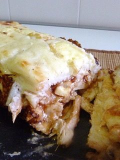 Una foto de Croque-cake de pollo barbacoa y camembert