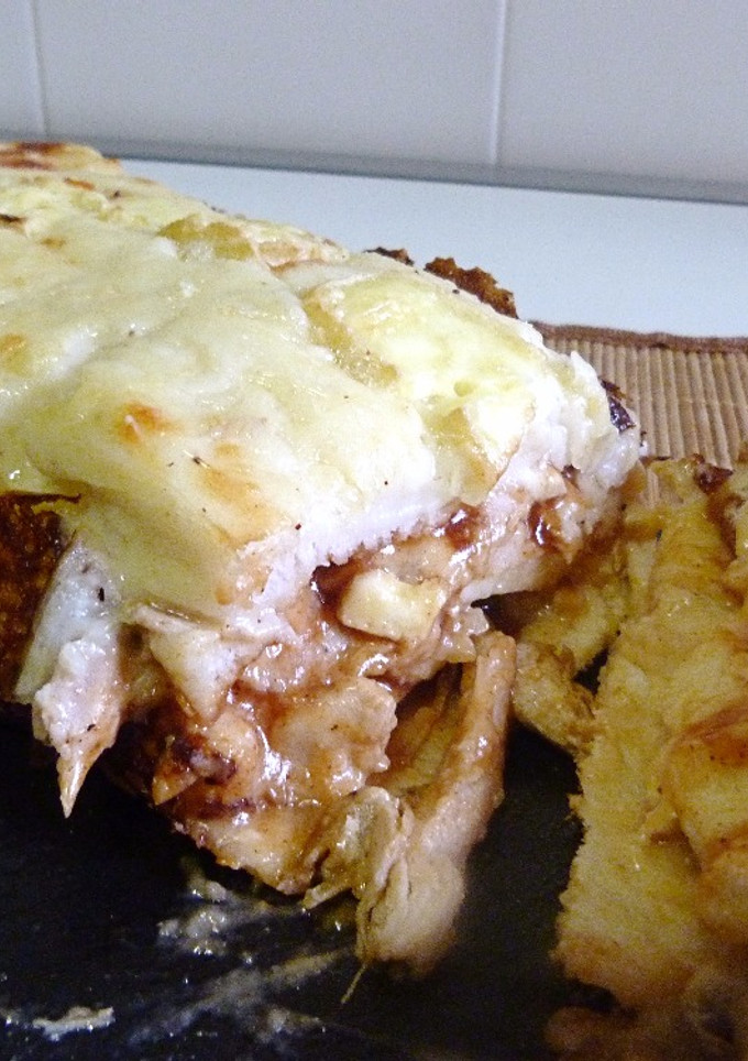 Una foto de Croque-cake de pollo barbacoa y camembert