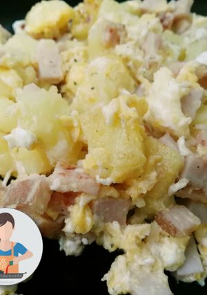 Una foto de Revuelto de patatas cocidas y pavo