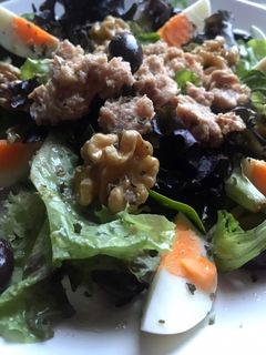 Una foto de Ensalada de brotes tiernos con atún, huevo, nueces y aceitunas