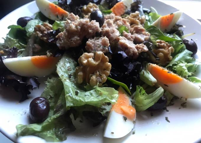 Ensalada De Brotes Tiernos Con Atún, Huevo, Nueces Y Aceitunas Receta ...