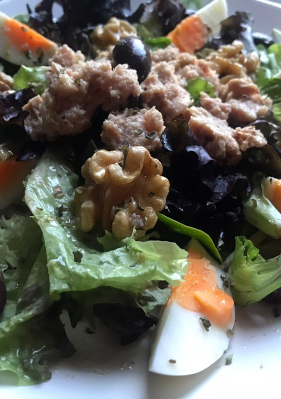 Una foto de Ensalada de brotes tiernos con atún, huevo, nueces y aceitunas
