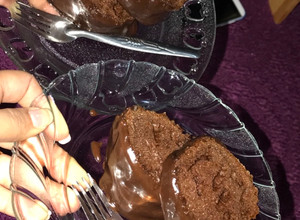 صورة لوصفة كيكة الشوكولاته السهلة و الهشة مع صوص الشوكولاته