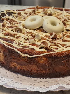 Una foto de Tarta de queso y Filipinos blancos al horno
