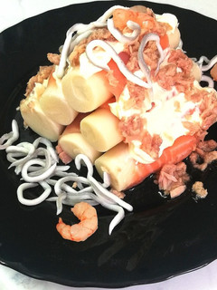 Foto principal de Pirámide de palmitos con salmón, gulas y migas de atún #rapidas
