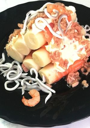 Foto principal de Pirámide de palmitos con salmón, gulas y migas de atún #rapidas