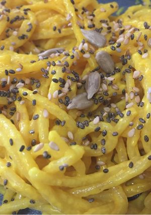 Una foto de Fideos con cúrcuma, queso crema y semillas