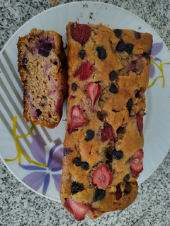 Una foto de Budín de harina integral con banana y frutos rojos