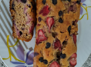 Una foto de Budín de harina integral con banana y frutos rojos