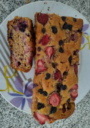 Una foto de Budín de harina integral con banana y frutos rojos